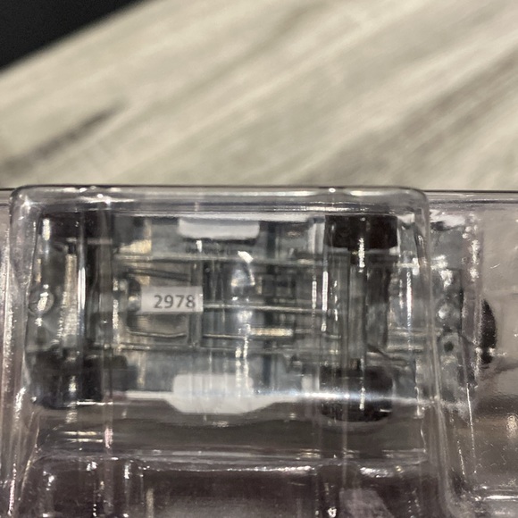 GreenLight | Sheriff Absaroka County: 1994 Ford Bronco XLT - 1:64 Die-Cast - Picture 9 of 11